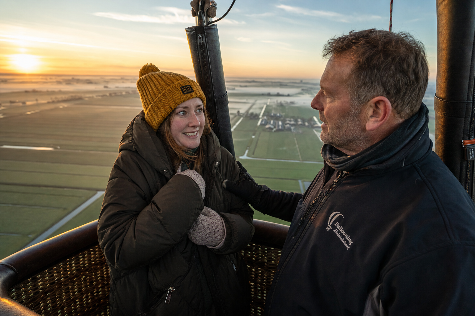 Luchtballon vaart boven landschap
